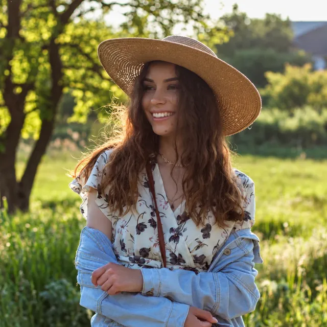 Юлия Лахтина на прогулке в саду